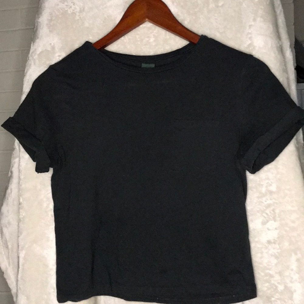 Black cropped tee